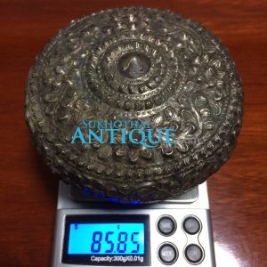 ตลับเนื้อเงินโบราณเก่ามากๆ ตอกลวดลายสวยงามสมบูรณ์ คลาสสิก น้ำหนัก 85.8 กรัม ( 5.64บาท ) - Image 2