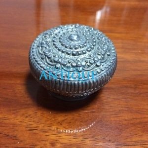 ตลับเนื้อเงินโบราณเก่ามากๆ ตอกลวดลายสวยงามสมบูรณ์ คลาสสิก น้ำหนัก 29.82 กรัม ( 1.96บาท ) - Image 1