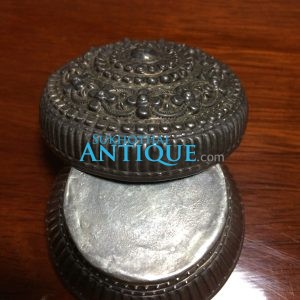 ตลับเนื้อเงินโบราณเก่ามากๆ ตอกลวดลายสวยงามสมบูรณ์ คลาสสิก น้ำหนัก 29.82 กรัม ( 1.96บาท ) - Image 4