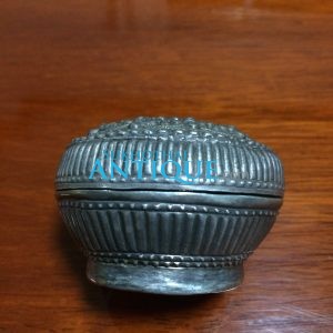 ตลับเนื้อเงินโบราณเก่ามากๆ ตอกลวดลายสวยงามสมบูรณ์ คลาสสิก น้ำหนัก 29.82 กรัม ( 1.96บาท ) - Image 3