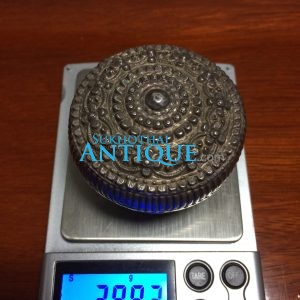 ตลับเนื้อเงินโบราณเก่ามากๆ ตอกลวดลายสวยงามสมบูรณ์ คลาสสิก น้ำหนัก 29.82 กรัม ( 1.96บาท ) - Image 2