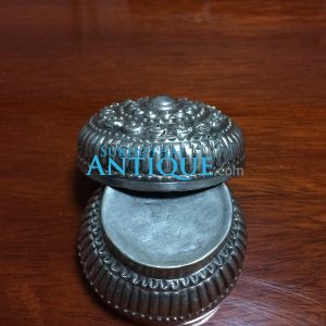 ตลับเนื้อเงินโบราณเก่ามากๆ ตอกลวดลายสวยงามสมบูรณ์ คลาสสิก น้ำหนัก 32.61 กรัม ( 2.15บาท ) - Image 4