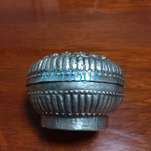 ตลับเนื้อเงินโบราณเก่ามากๆ ตอกลวดลายสวยงามสมบูรณ์ คลาสสิก น้ำหนัก 32.61 กรัม ( 2.15บาท ) - Image 3