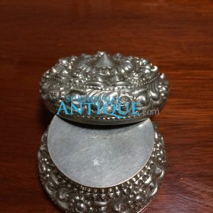 ตลับเนื้อเงินโบราณเก่ามากๆ ตอกลวดลายสวยงามสมบูรณ์ คลาสสิก น้ำหนัก 57.23 กรัม ( 3.77บาท ) - Image 4