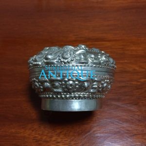 ตลับเนื้อเงินโบราณเก่ามากๆ ตอกลวดลายสวยงามสมบูรณ์ คลาสสิก น้ำหนัก 57.23 กรัม ( 3.77บาท ) - Image 3