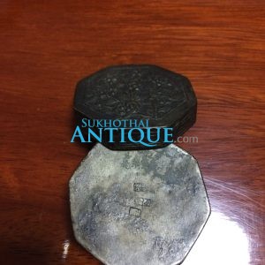 ตลับเนื้อเงินโบราณแปดเหลี่ยมหนา เก่ามากๆ ตอกลวดลายสวยงามสมบูรณ์ คลาสสิก น้ำหนัก31.90 กรัม ( 2.1บาท ) - Image 4