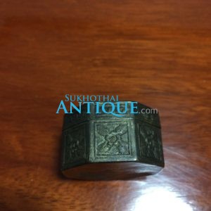 ตลับเนื้อเงินโบราณแปดเหลี่ยมหนา เก่ามากๆ ตอกลวดลายสวยงามสมบูรณ์ คลาสสิก น้ำหนัก31.90 กรัม ( 2.1บาท ) - Image 3