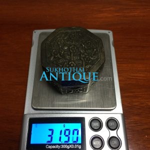 ตลับเนื้อเงินโบราณแปดเหลี่ยมหนา เก่ามากๆ ตอกลวดลายสวยงามสมบูรณ์ คลาสสิก น้ำหนัก31.90 กรัม ( 2.1บาท ) - Image 2