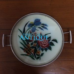 ถาดกระจกโบราณลายช่อดอกกุหลาบสีแดง-เหลืองขนาด สผ.16' อยู่ในกรอบอลูมิเนียมมีหูหิ้วสมบูรณ์สวยงามมากๆ - Image 4