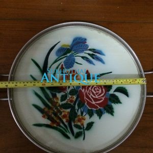ถาดกระจกโบราณลายช่อดอกกุหลาบสีแดง-เหลืองขนาด สผ.16' อยู่ในกรอบอลูมิเนียมมีหูหิ้วสมบูรณ์สวยงามมากๆ - Image 3