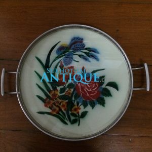 ถาดกระจกโบราณลายช่อดอกกุหลาบสีแดง-เหลืองขนาด สผ.16' อยู่ในกรอบอลูมิเนียมมีหูหิ้วสมบูรณ์สวยงามมากๆ - Image 4