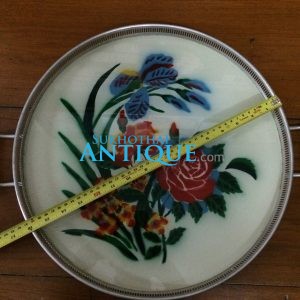 ถาดกระจกโบราณลายช่อดอกกุหลาบสีแดง-เหลืองขนาด สผ.16' อยู่ในกรอบอลูมิเนียมมีหูหิ้วสมบูรณ์สวยงามมากๆ - Image 3