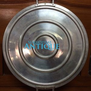 ถาดกระจกโบราณลายช่อดอกกุหลาบสีแดง-เหลืองขนาด สผ.16' อยู่ในกรอบอลูมิเนียมมีหูหิ้วสมบูรณ์สวยงามมากๆ - Image 2