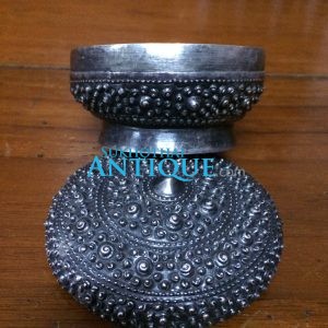 ตลับเนื้อเงินโบราณเก่ามากๆ ตอกลวดลายสวยงามสมบูรณ์ คลาสสิก น้ำหนัก 66 กรัม ( 4.34 บาท ) - Image 2