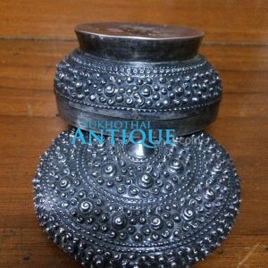 ตลับเนื้อเงินโบราณเก่ามากๆ ตอกลวดลายสวยงามสมบูรณ์ คลาสสิก น้ำหนัก 66 กรัม ( 4.34 บาท ) - Image 3