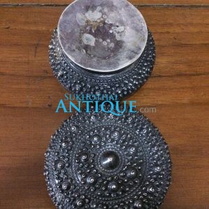 ตลับเนื้อเงินโบราณเก่ามากๆ ตอกลวดลายสวยงามสมบูรณ์ คลาสสิก น้ำหนัก 66 กรัม ( 4.34 บาท ) - Image 4