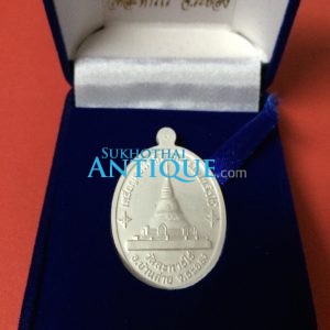 เหรียญหลวงปู่ทิม อิสริโก วัดระหารไร่ รู่น " บูชาคุณเหลือกินเหลืใช้ "เนื้อเงินลงยาสีแดงออกวัดระหารไร่ ปี 2558 ตอกโค๊ต 111 - Image 2