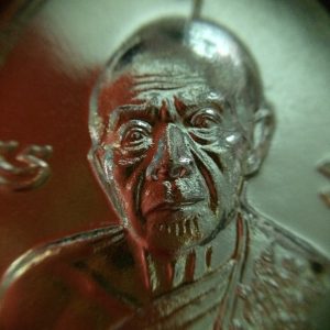 เหรียญหลวงปู่ทิม อิสริโก วัดระหารไร่ รู่น " บูชาคุณเหลือกินเหลือใช้ "เนื้อทองเหลือง ออกวัดระหารไร่ปี 2558 ตอกโค๊ตหมายเลข 2912  ซองและกล่องเดิม - Image 3