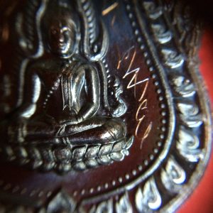 เหรียญจารย์มือพระครูปลัดวิชัยรุ่น 3 (รุ่นฉลองกุฏิ) เนื้อนวะ ตอกโค๊ตหมายเลข 448 อยู่ในตลับเดิมๆสวยงามคมชัดมาก - Image 4