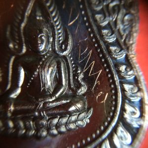 เหรียญจารย์มือพระครูปลัดวิชัยรุ่น 3 (รุ่นฉลองกุฏิ) เนื้อนวะ ตอกโค๊ตหมายเลข 477 อยู่ในตลับเดิมๆสวยงามคมชัดมาก - Image 4