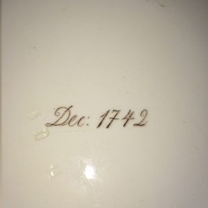 ถาดกระเบื้องโบราณตอกปีค.ศ. 1742 ด้านหลังตรงกับ สมัยพระเจ้าบรมโกษฐ์  ก่อนพระนางเจ้า วิคตอเรีย ขนาด 5-5/8" ลายดอกไม้สมบูรณ์มาก - Image 4