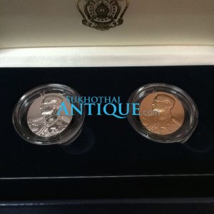 เหรียญมหาธาตุเจดีย์ภักดีประกาศนื้อเงินและเนื้อทองแดง ปี พ.ศ.2545 อยู่ในกล่องกำมะหยี่ - Image 3