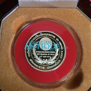 เหรียญกษาปณ์ที่ระลึกเฉลิมพระเกียรติพระบาทสมเด็จพระปรมินทรมหาภูมิพลทองขัดเงา15g”รางวัลนักวิทยาศาสตร์ดินเพื่อมนุษยธรรม - Image 2