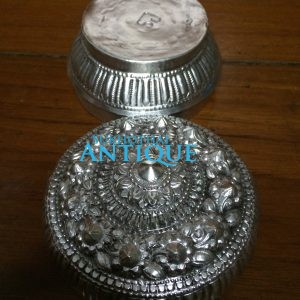 ตลับเนื้อเงินโบราณเก่ามากๆ ตอกลวดลายสวยงามสมบูรณ์ คลาสสิก น้ำหนัก 149.88 กรัม ( 9.86 บาท ) - Image 2