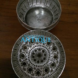 ตลับเนื้อเงินโบราณเก่ามากๆ ตอกลวดลายสวยงามสมบูรณ์ คลาสสิก น้ำหนัก 149.88 กรัม ( 9.86 บาท ) - Image 3