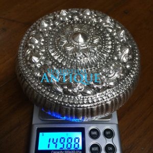 ตลับเนื้อเงินโบราณเก่ามากๆ ตอกลวดลายสวยงามสมบูรณ์ คลาสสิก น้ำหนัก 149.88 กรัม ( 9.86 บาท ) - Image 4