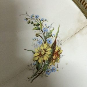 ถาดกระเบื้องโบราณ" วิคตอเลีย "ขนาด 12 "ลายช่อดอกไม้ มีรอยร้าวหนึ่งเส้นสวยงาม - Image 3