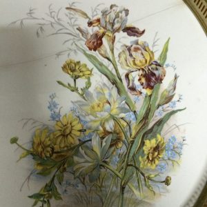 ถาดกระเบื้องโบราณ" วิคตอเลีย "ขนาด 12 "ลายช่อดอกไม้ มีรอยร้าวหนึ่งเส้นสวยงาม - Image 4