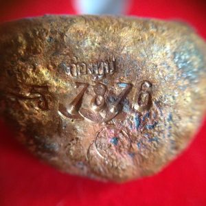 หลวงพ่อเงินรุ่นกองทุน53หล่อลอยองค์เนื้อนวะพิมพ์นิยม (พิมพ์เบ้าทุบ) ตอกโค๊ต 7876 อยู่ในกล่องกำมะหยี่สวยงามคลาสสิกมากๆ - Image 4