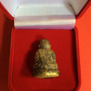 หลวงพ่อเงินรุ่นกองทุน53หล่อลอยองค์เนื้อสำริดเหลืองผิวไฟพิมพ์นิยม (พิมพ์เบ้าทุบ) ตอกโค๊ต 1425 อยู่ในกล่องกำมะหยี่สวยงามคลาสสิกมากๆ - Image 2