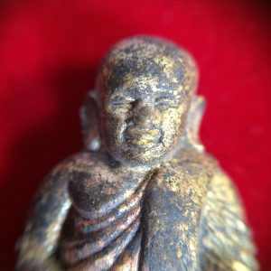 หลวงพ่อเงินรุ่นกองทุน53หล่อลอยองค์เนื้อสำริดเหลืองผิวไฟพิมพ์นิยม (พิมพ์เบ้าทุบ) ตอกโค๊ต 1425 อยู่ในกล่องกำมะหยี่สวยงามคลาสสิกมากๆ - Image 3