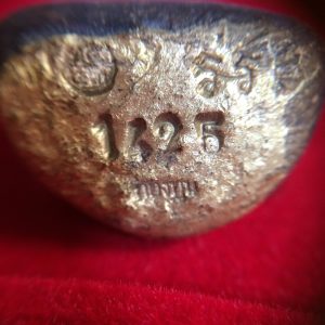 หลวงพ่อเงินรุ่นกองทุน53หล่อลอยองค์เนื้อสำริดเหลืองผิวไฟพิมพ์นิยม (พิมพ์เบ้าทุบ) ตอกโค๊ต 1425 อยู่ในกล่องกำมะหยี่สวยงามคลาสสิกมากๆ - Image 4