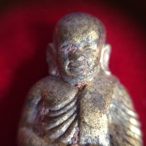 หลวงพ่อเงินรุ่นกองทุน53หล่อลอยองค์เนื้อสำริดเหลืองผิวไฟพิมพ์นิยม (พิมพ์เบ้าทุบ) ตอกโค๊ต 6954 อยู่ในกล่องกำมะหยี่สวยงามคลาสสิกมากๆ - Image 3