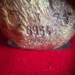 หลวงพ่อเงินรุ่นกองทุน53หล่อลอยองค์เนื้อสำริดเหลืองผิวไฟพิมพ์นิยม (พิมพ์เบ้าทุบ) ตอกโค๊ต 6954 อยู่ในกล่องกำมะหยี่สวยงามคลาสสิกมากๆ - Image 4