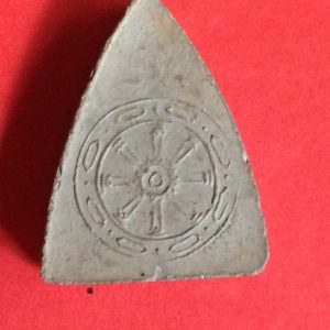 พระพิมพ์นางพญา วัดใหญ่ พิษณุโลก พิธีจักรพรรดิ์ปี 15 เนื้อดินเผาหลังธรรมจักร ผิวเดิมๆเก่าเก็บยังไม่ได้ใช้ - Image 2