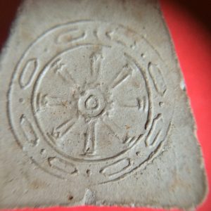 พระพิมพ์นางพญา วัดใหญ่ พิษณุโลก พิธีจักรพรรดิ์ปี 15 เนื้อดินเผาหลังธรรมจักร ผิวเดิมๆเก่าเก็บยังไม่ได้ใช้ - Image 4