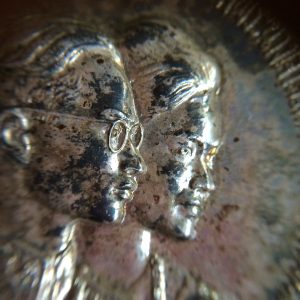 เหรียญเสด็จพระราชดำเนินเยือนสหรัฐอเมริกาและทวีปยุโรป ร.9 เนื้อเงินพิมพ์ใหญ่ ปี 2503 มีกะไหล่เงินสวยงามคมชัดมาก (มีแถบแพรสวยงาม) - Image 3