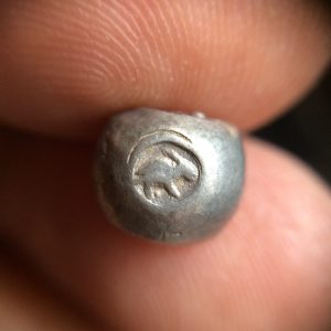 เงินพดด้วงหนึ่งสลึงสมัยสุโขทัยตรา กระต่าย-หอยสังข์ หนัก3.49 กรัม ตราสวยงามคมชัดมากๆหายากสภาพนี้ - Image 3