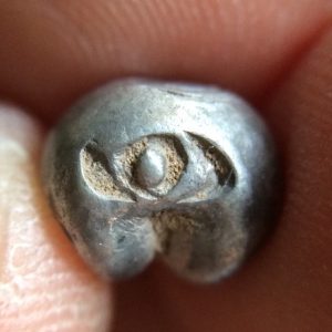 เงินพดด้วงหนึ่งสลึงสมัยสุโขทัยตรา กระต่าย-หอยสังข์ หนัก3.49 กรัม ตราสวยงามคมชัดมากๆหายากสภาพนี้ - Image 2