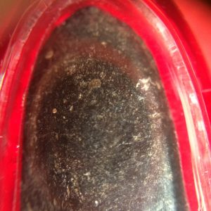 พระรอดเนื้อวานสีดำเก่า  เลี่ยมอยู่ในกรอบพลาสติกกันนำ้ใสขอบสีแดง - Image 2