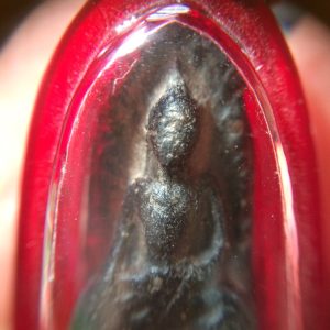 พระรอดเนื้อวานสีดำเก่า  เลี่ยมอยู่ในกรอบพลาสติกกันนำ้ใสขอบสีแดง - Image 3