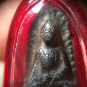 พระรอดเนื้อวานสีดำเก่า  เลี่ยมอยู่ในกรอบพลาสติกกันนำ้ใสขอบสีแดง - Image 4