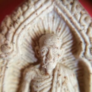 พระหลวงพ่อเกษมรุ่นขวัญข้าวเนื้อว่านด้านหลังใช้แผ่นทองแดงปิดเต็ม ปั้มยันต์และคำอวยพร ใช้แทนพระปิดตาหลวงพ่อเกษมได้ - Image 3