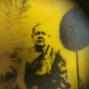 ภาพถ่ายเก่าหลวงพ่อนุ้ยวัดคุ้งยางเลี่ยมอยู่ในกรอบพลาสติกสีพร้อมแขวนคอ - Image 3