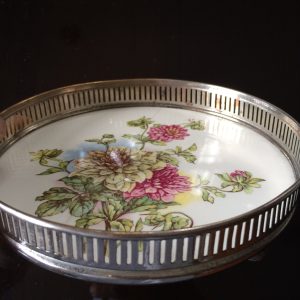 ถาดกระเบื้องโบราณสมัย ร.5 ใบเล็กขนาด 6 " ดอกคล้ายดอกเยบิร่าสีเหลือง 1 ชมพู 2 มีดุมขาครบ มีรอยร้าวอยู่ 1 เส้น - Image 3