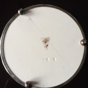 ถาดกระเบื้องโบราณสมัย ร.5 ใบเล็กขนาด 6 " ดอกคล้ายดอกเยบิร่าสีเหลือง 1 ชมพู 2 มีดุมขาครบ มีรอยร้าวอยู่ 1 เส้น - Image 4